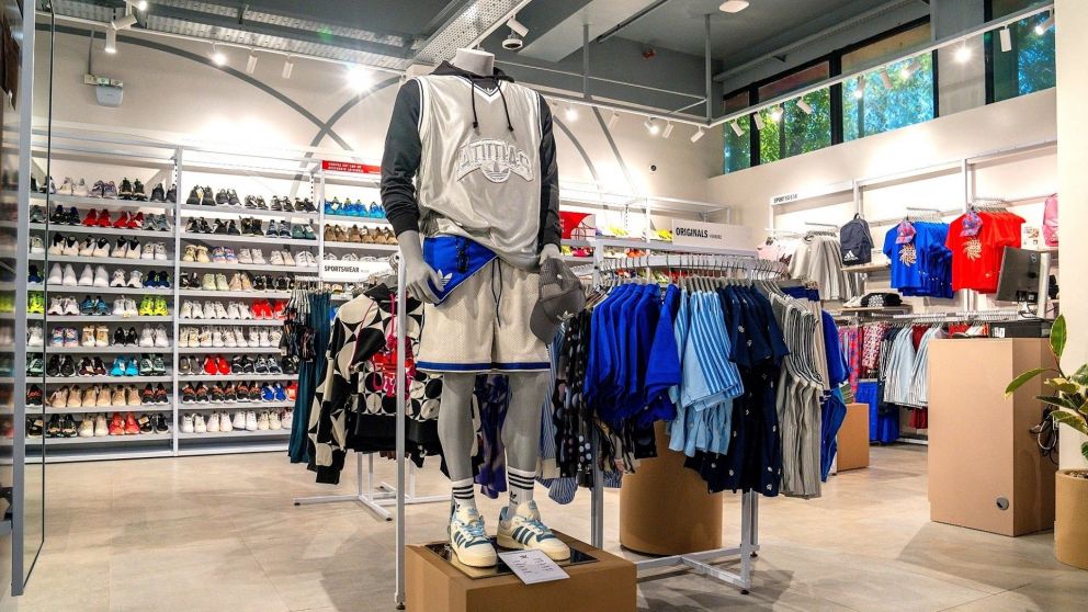 Marca de ropa deportiva busca vendedores y cajeros para locales en CABA y provincia de Buenos Aires (Imagen ilustrativa).