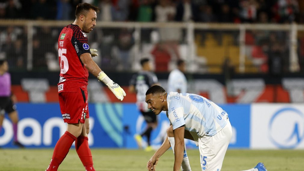 Un jugador de Gremio de Porto Alegre pate� y fall� tres veces un penal ante Palestino en la Copa Sudamericana