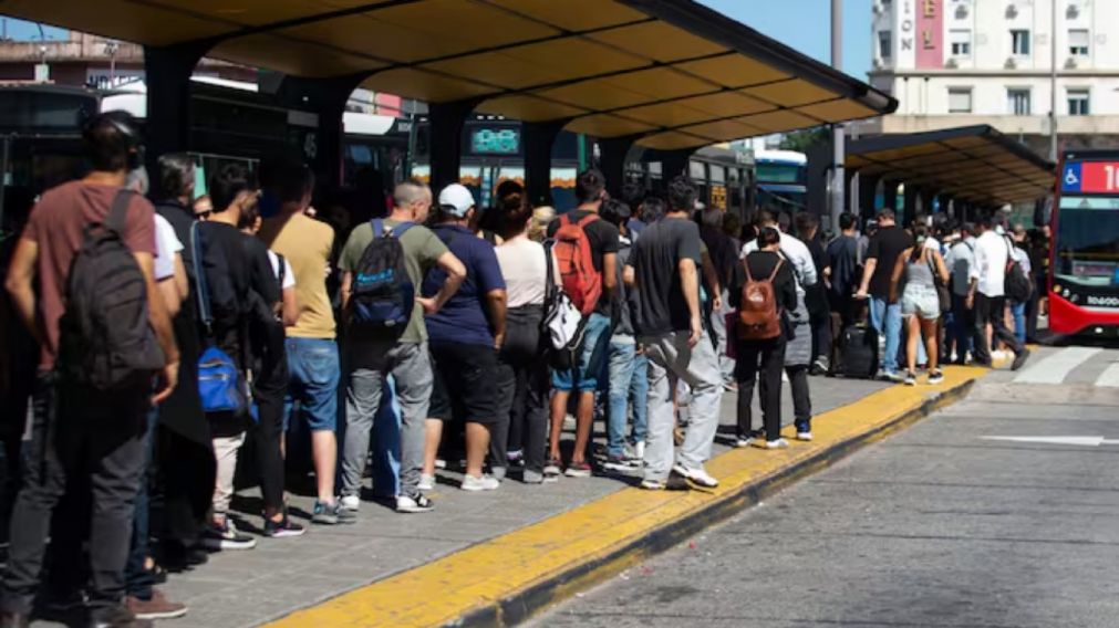 Según los empresarios del sector, tras el pago de la deuda que mantiene el Gobierno, se podrán mejorar las frecuencias de colectivos.