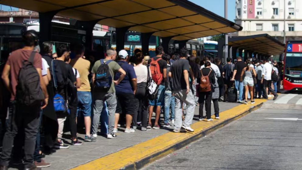 Según los empresarios del sector, tras el pago de la deuda que mantiene el Gobierno, se podrán mejorar las frecuencias de colectivos.