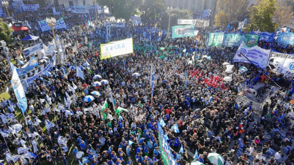La CGT realiz� una masiva convocatoria a Plaza de Mayo y llam� a "profundizar el conflicto" 
