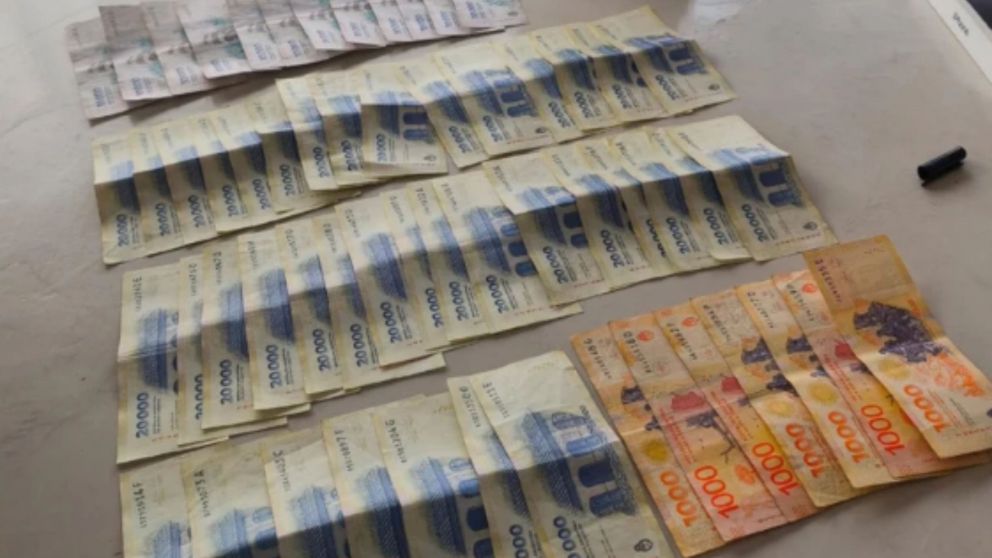 Gran cantidad de dinero en efectivo incautado en poder de la banda.