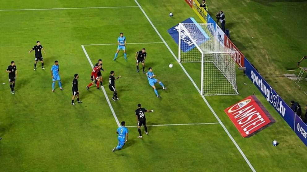 Montevideo City Torque se perdi� un incre�ble ante Deportivo Riestra cuando el partido estaba empatado.