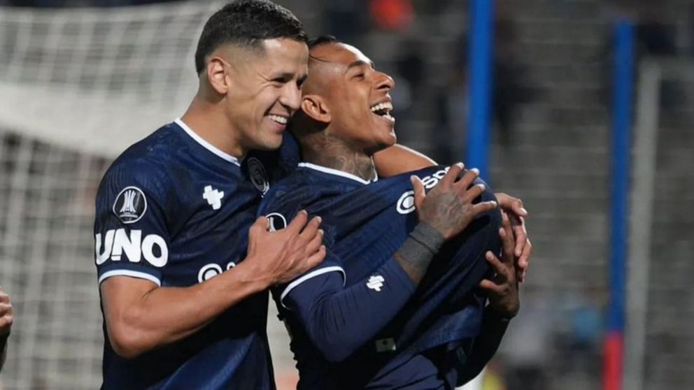 Festejo de goleadores. Villa y Arce, figuras de Independiente Rivadavia en el triunfo ante La Guaira.