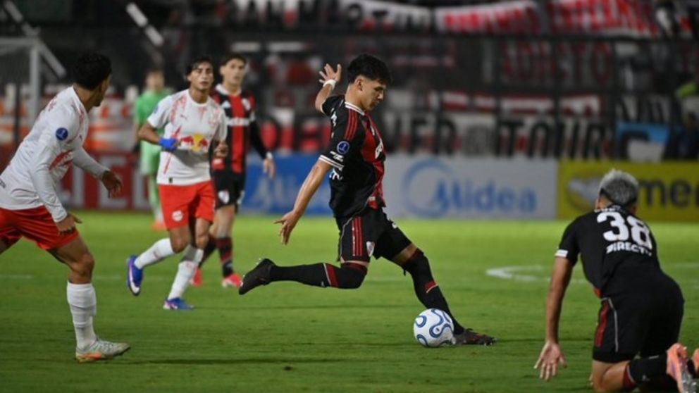 River se impuso ante los suplentes de Bragantino y pese al triunfo de Carabobo, super� al elenco venezolano y recuper� el liderazgo de su grupo. 