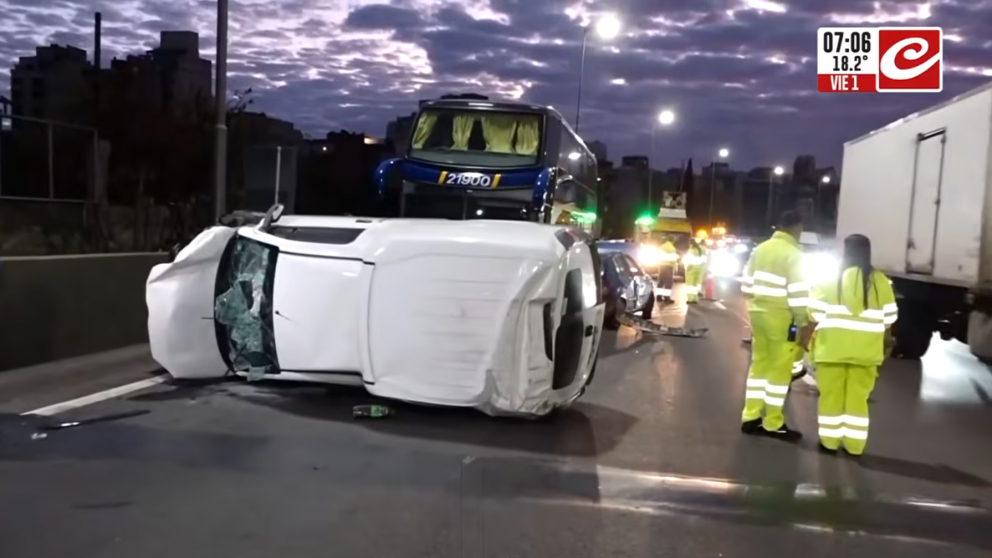 El micro estaba lleno de pasajeros cuando impact� contra un auto y una camioneta termin� volcada de costado.