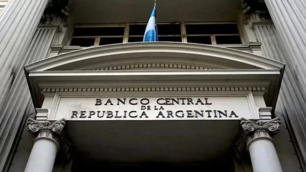 El Banco Central busca blindar el balance frente a los compromisos de deuda.