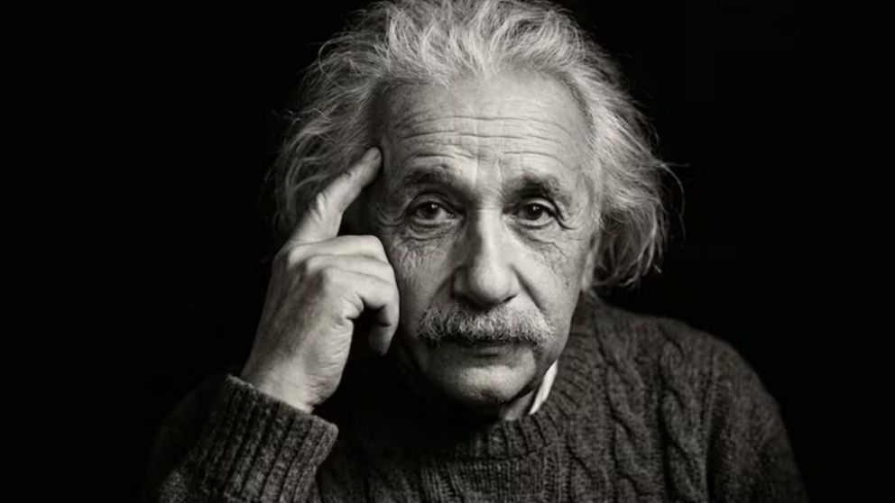 El físico alemán Albert Einstein defendió la libertad creativa como el motor indispensable para desarmar las verdades absolutas de la ciencia de su tiempo.