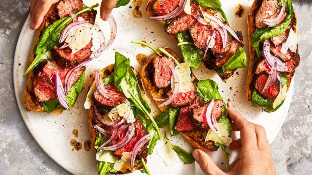 S�ndwich de entra�a y r�cula: el paso a paso para lograr sabor de restaurante en solo media hora