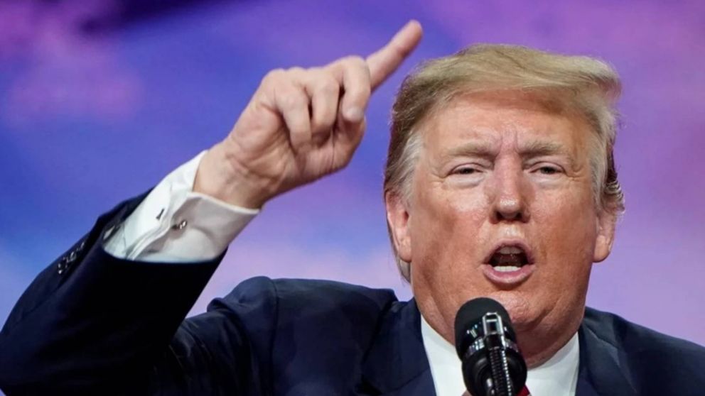 Donald Trump elevará al 25% los aranceles a vehículos de la Unión Europea por incumplimiento.