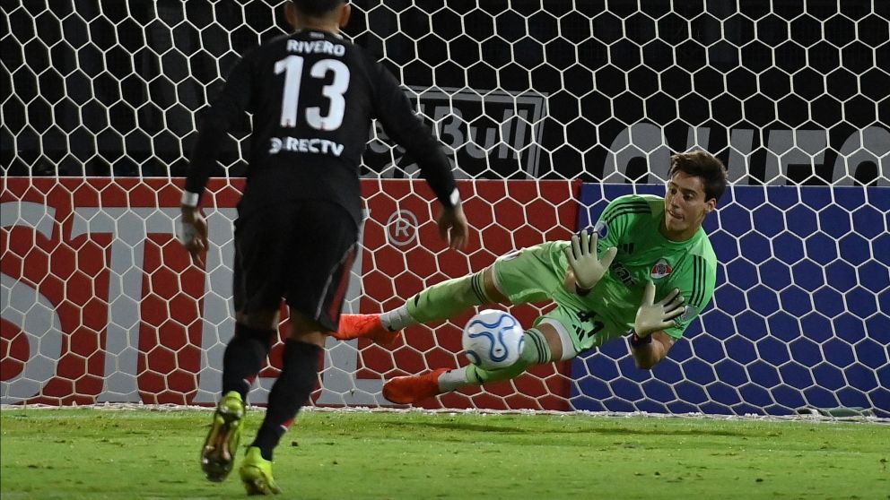 Santiago, con pasado como delantero y sin inferiores en su puesto, es la gran figura de la era Coudet en River.