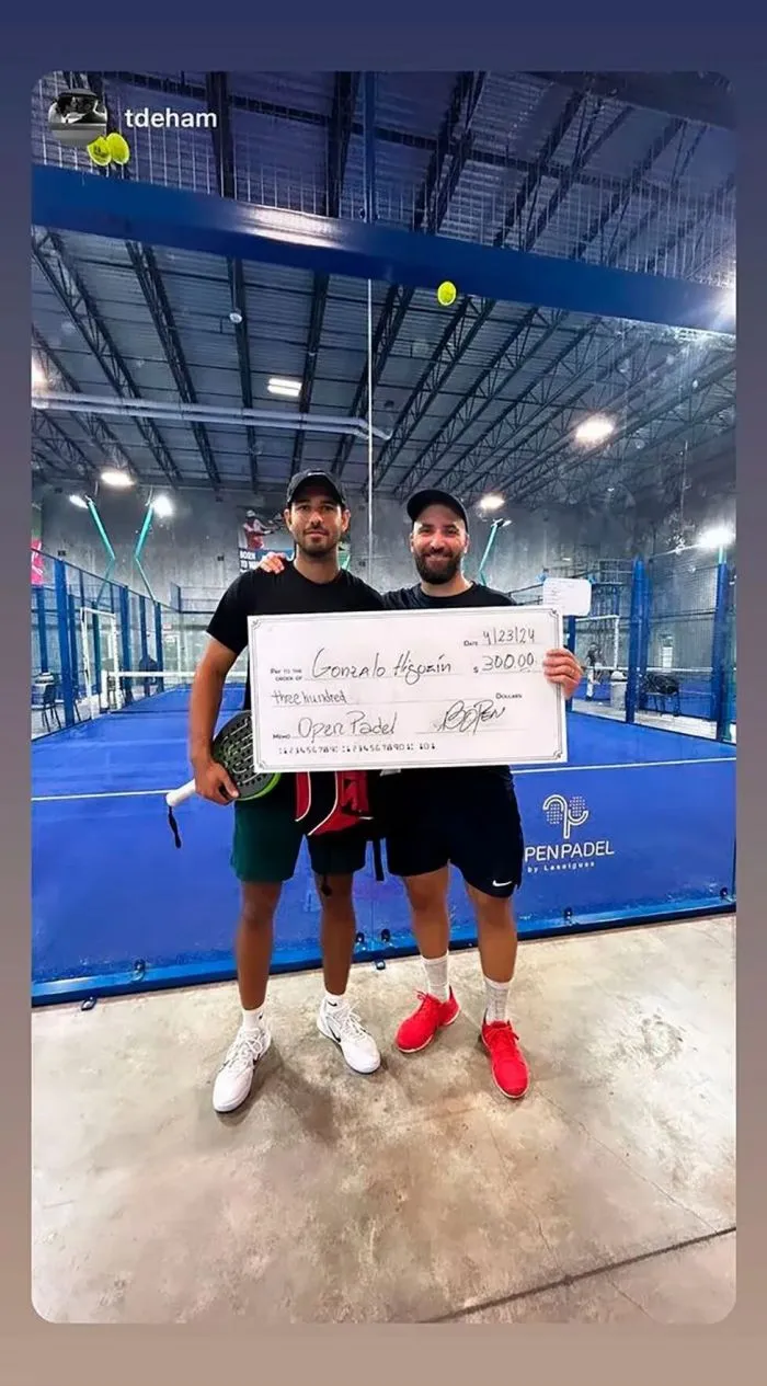 %uD83C%uDDE6%uD83C%uDDF7%uD83D%uDEA8 %uD835%uDDE1%uD835%uDDD8%uD835%uDDEA: A fan spotted Gonzalo Higuain at a sports store in Miami. pic.twitter.com/XmguktJLz5googletag.cmd.push(function(){googletag.display('interparrafo02')});— The Touchline | %uD835%uDC13 (@TouchlineX) May 2, 2026 Su look a los 38 años con camiseta blanca de tirantes un tanto desaliñada, bermudas de chándal y unas sandalias de esas típicas que usan los turistas, no tienen nada que ver con el que solía mostrar años atrás."Parece mucho más mayor", "¿qué le ha pasado?", o "debes estar bromeando", son algunos de los miles y miles de comentarios que se pueden leer a esta hora en la red social X, ex Twitter propiedad de Elon Musk.Lo extraño es que supuestamente físicamente se encuentra bien debido a que sigue entrenando y se ha dedicado a jugar al paddle y hasta ganó un torneo en la ciudad estadounidense junto al venezolano Tarek Deham.Gonzalo Higuaín ganó un torneo de paddle en Miami y se llevó 300 dólares de premio.