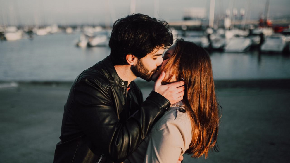 Romántico o apasionado: lo que revelan tus besos según tu signo