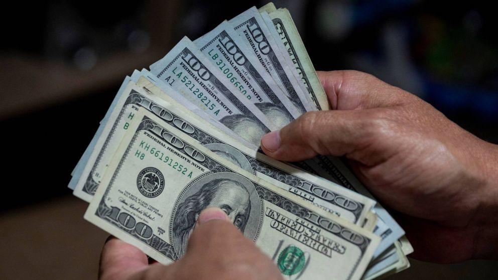 El "colch�n" de los argentinos: Bloomberg advierte que el recuerdo del corralito frena el plan de Milei.