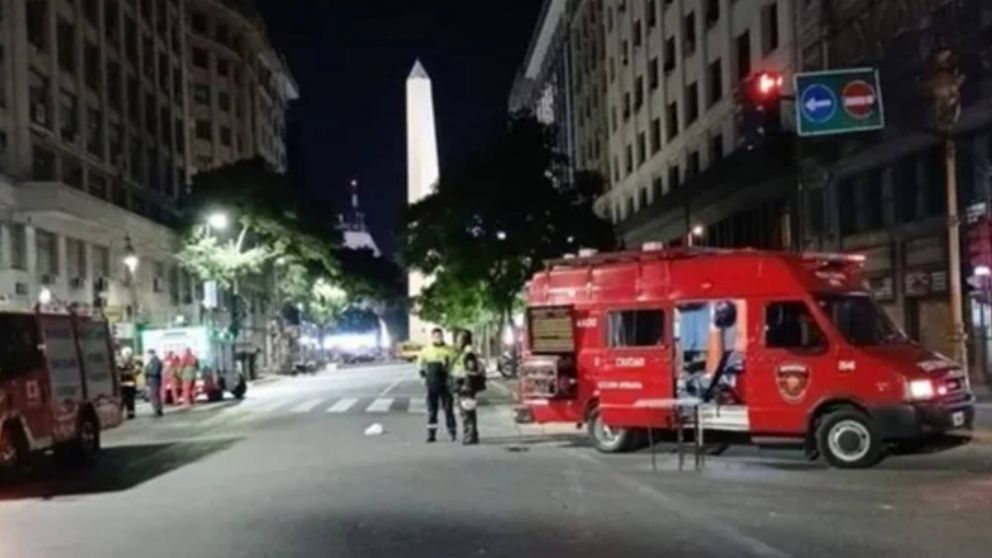 Fuego en el Hotel Luxor: evacuaron a 100 personas por un incendio en el noveno piso.
