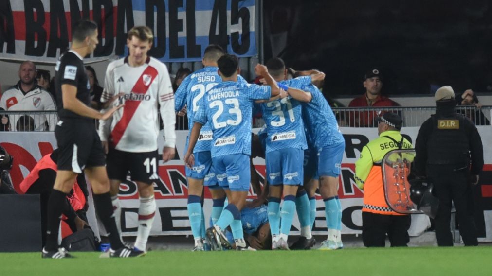 El festejo de los jugadores de Atlético Tucumán en el Monumental. Lo sufre River.