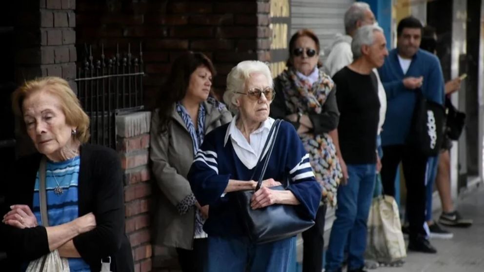 El Gobierno oficializó el pago del bono para jubilados y pensionados en mayo (Imagen Ilustrativa).