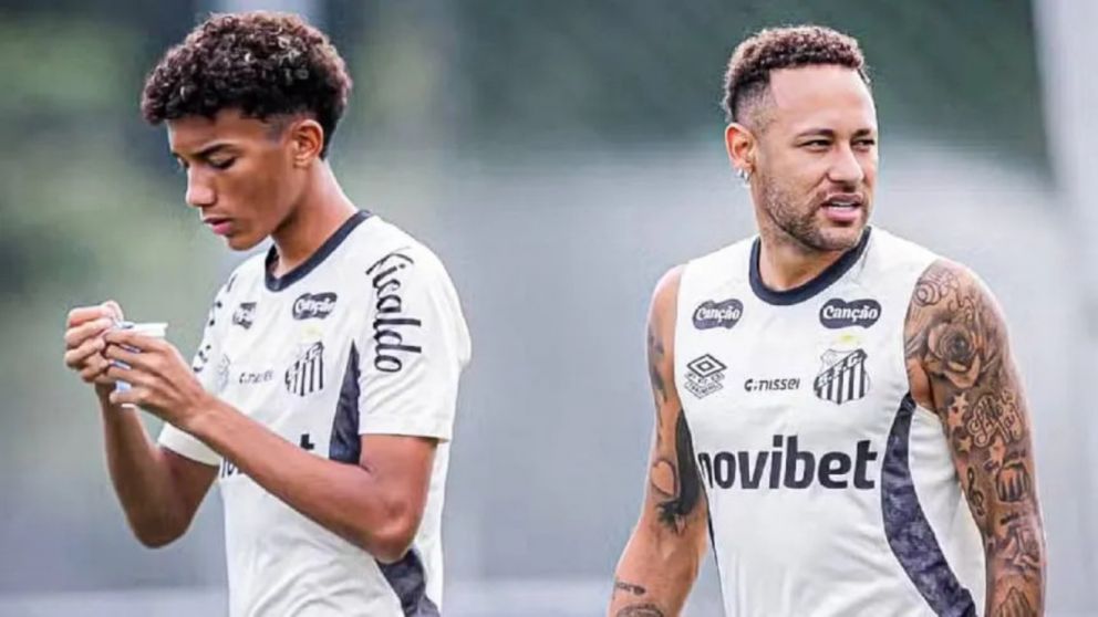 Neymar no se banc� una jugada de Robinho Junior y se descotrol�.