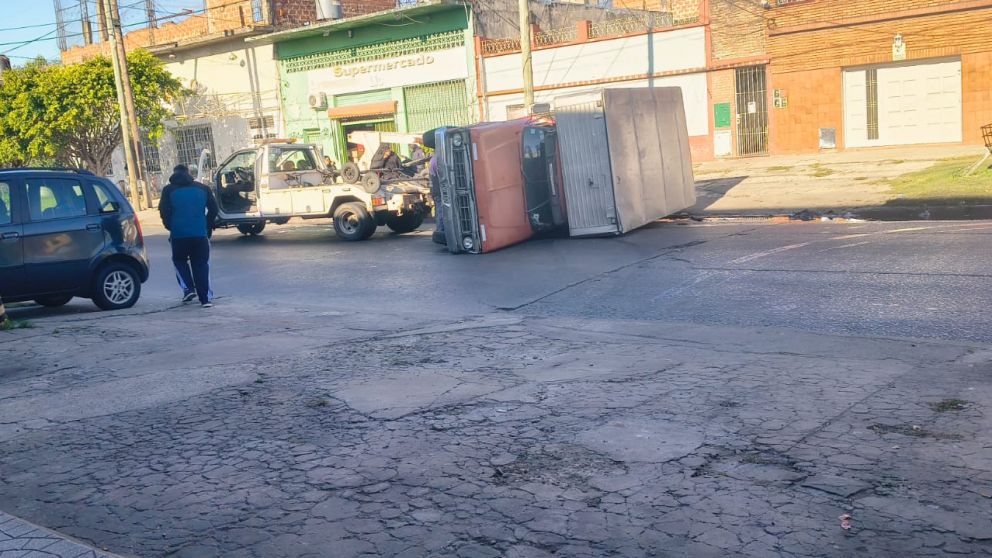 Cruce en rojo, choque y fuga en Solano: tres mujeres resultaron lesionadas