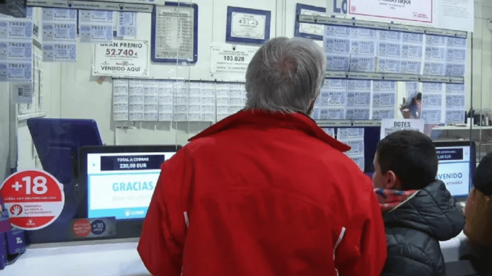 Apostó por la fecha de cumpleaños de su hijo y ganó una fortuna en la lotería: