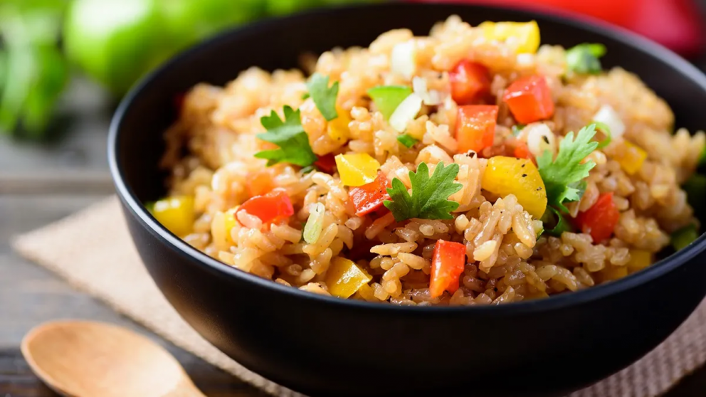 Con ingredientes simples y fáciles de conseguir se puede lograr un arroz sabroso y bien equilibrado.