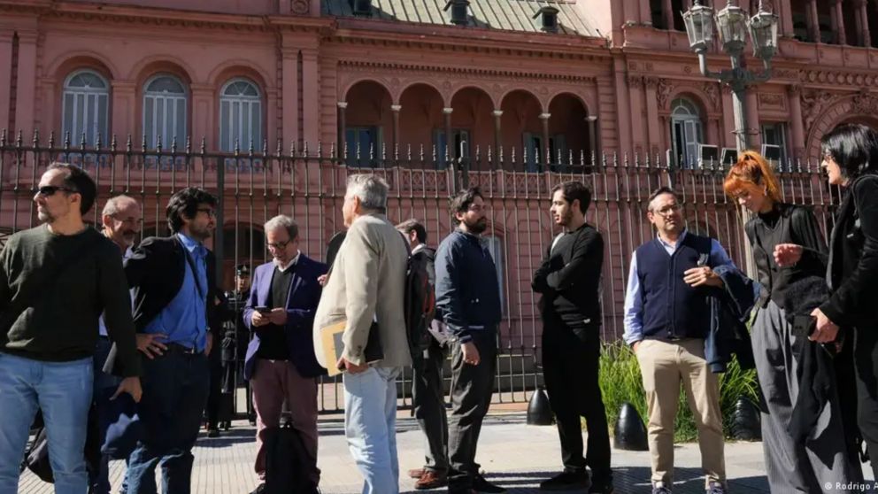 La Casa Rosada reabri� el acceso a la prensa acreditada, pero con controles reforzados y limitaciones en la circulaci�n interna (Imagen: AP).