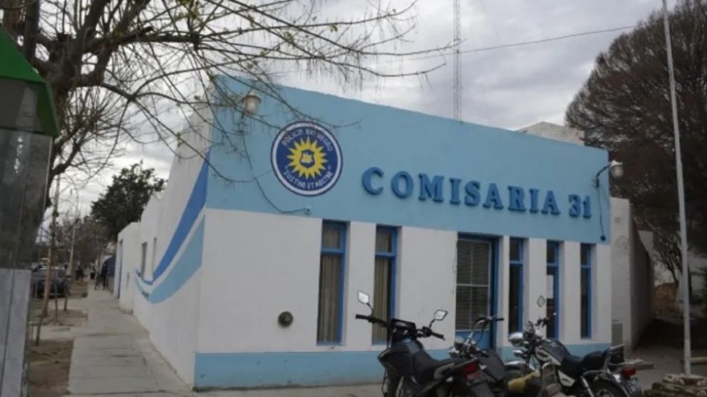 La joven de 27 a�os se present� con su hijo de cuatro meses en la comisar�a 31 de General Roca, provincia de R�o Negro. 