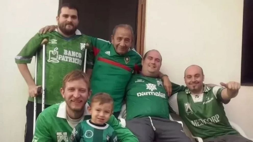 "Lalo" Cejas con sus amigos del hip�dromo. Abrazo y pasi�n.  Y con �l, Ramiro Araujo (hincado), que este domingo estar� en Bol�var.