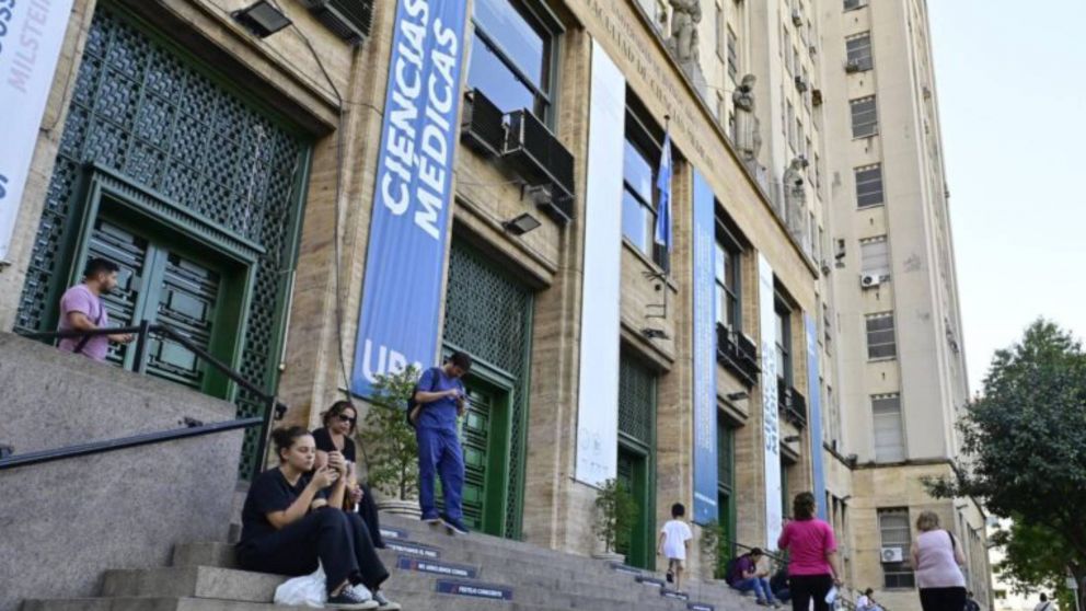 La Universidad de Buenos Aires advierte sobre dificultades en la atención de sus hospitales universitarios.
