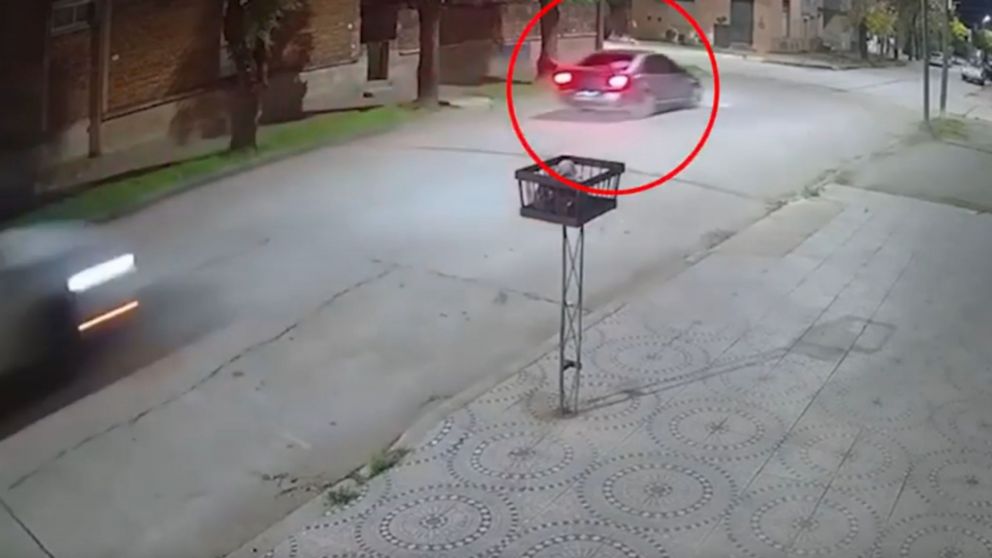 El choque quedó filmado por una cámara de seguridad.