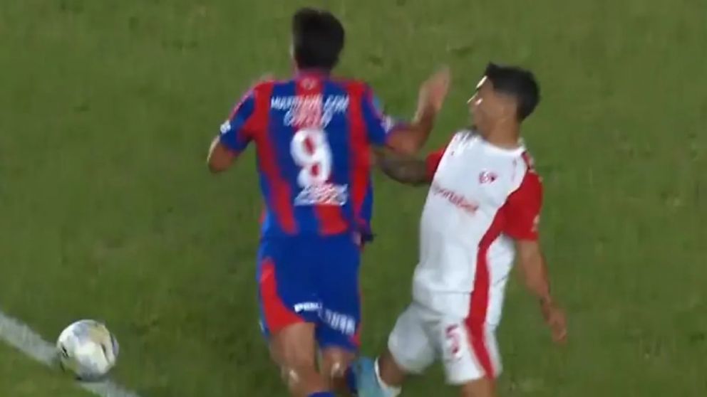 Cuello se intenta meter en el área y el jugador de Independiente va al cruce. Según la terna arbitral no hubo falta y sí simulación, lo que derivó en la expulsión del atacante Azulgrana.