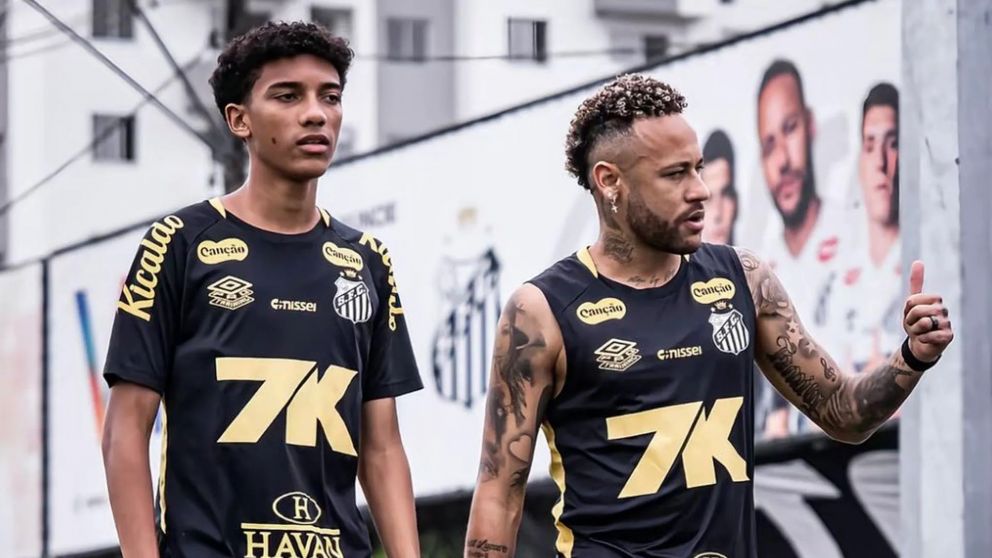 Neymar y Robinho Jr. se trenzaron en un entrenamiento y el esc�ndalo agobia a Santos. 