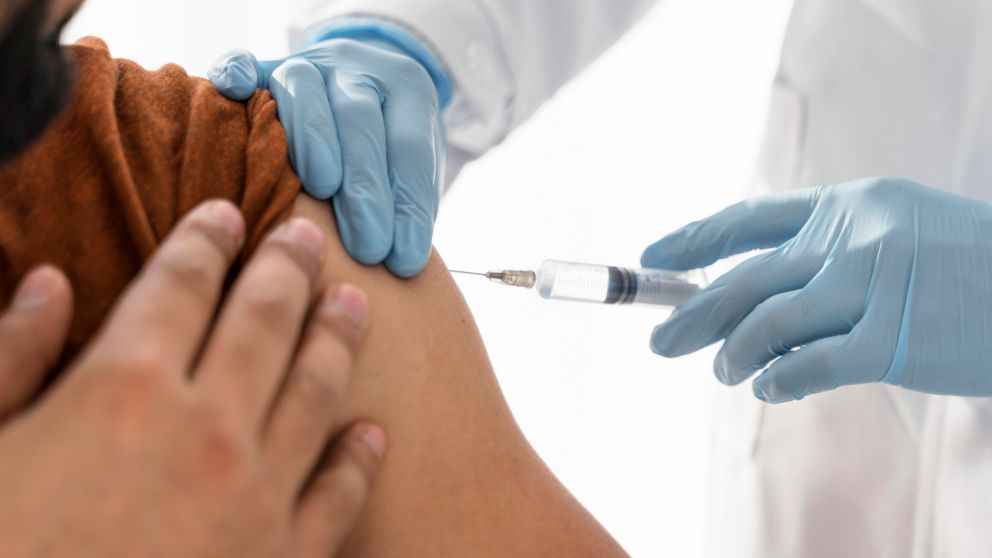 Ante el aumento de circulación viral, Salud refuerza la vacunación gratuita.