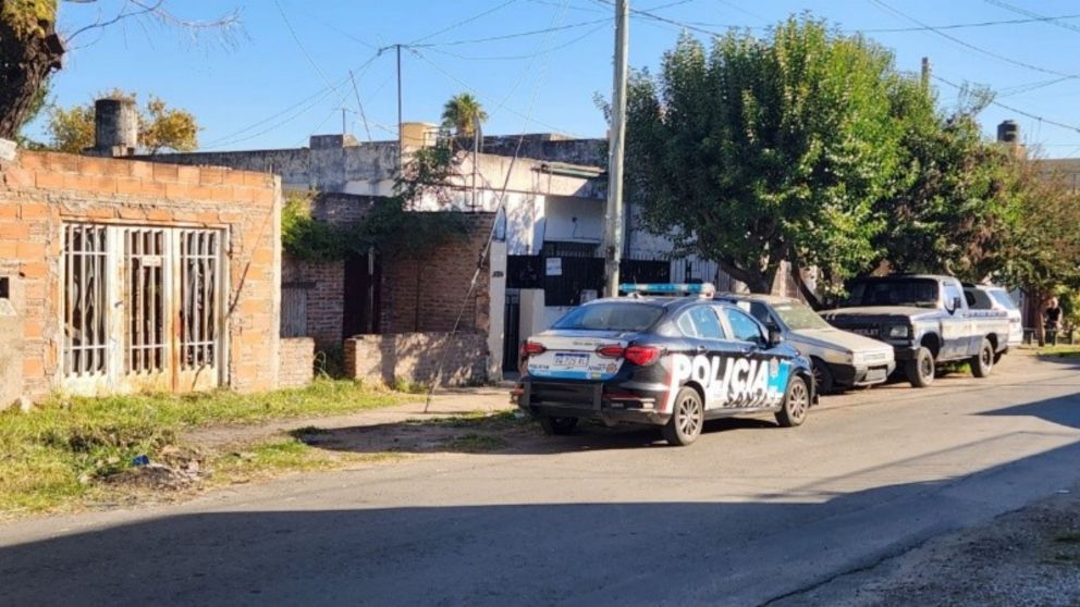 La polic�a en el lugar del crimen (Gentileza Rosario 3).