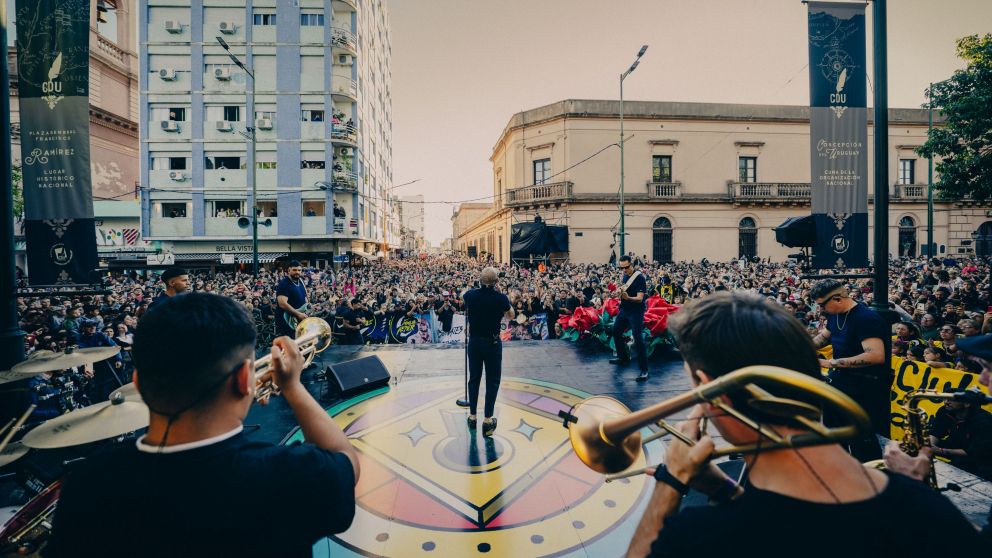 Ke Personajes convocó a una multitud con un show gratis y anticipó su primer álbum