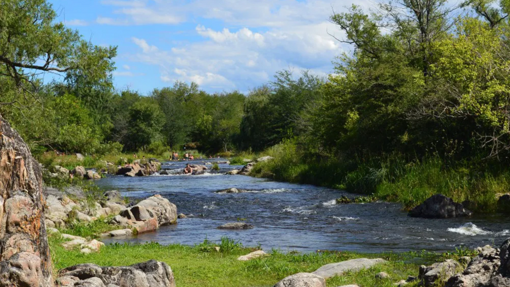 El río y el entorno serrano forman el combo perfecto para quienes buscan relax y paisajes únicos.