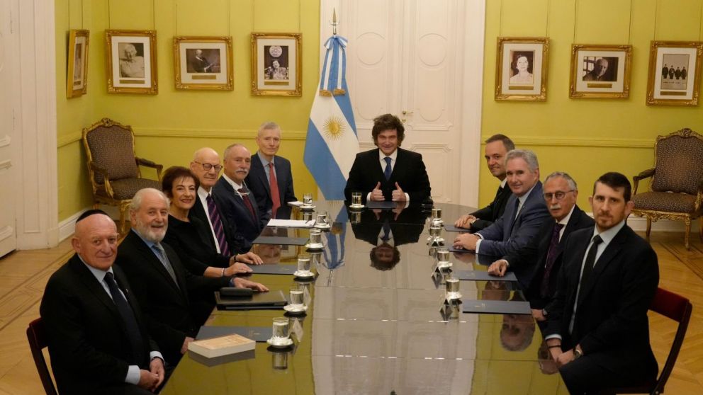 Con Adorni a su lado, Javier Milei a dirigentes de la comunidad judía en Casa Rosada.