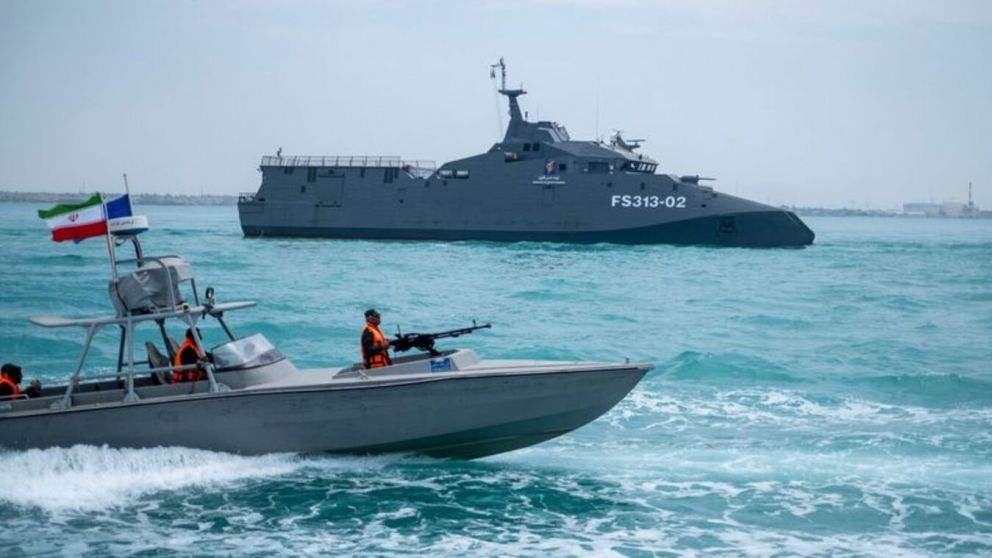 Fuerte presencia militar iran� en el estrecho de Ormuz.