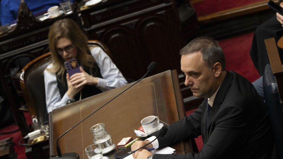 La oposici�n busca que Adorni rinda cuentas en el Congreso.