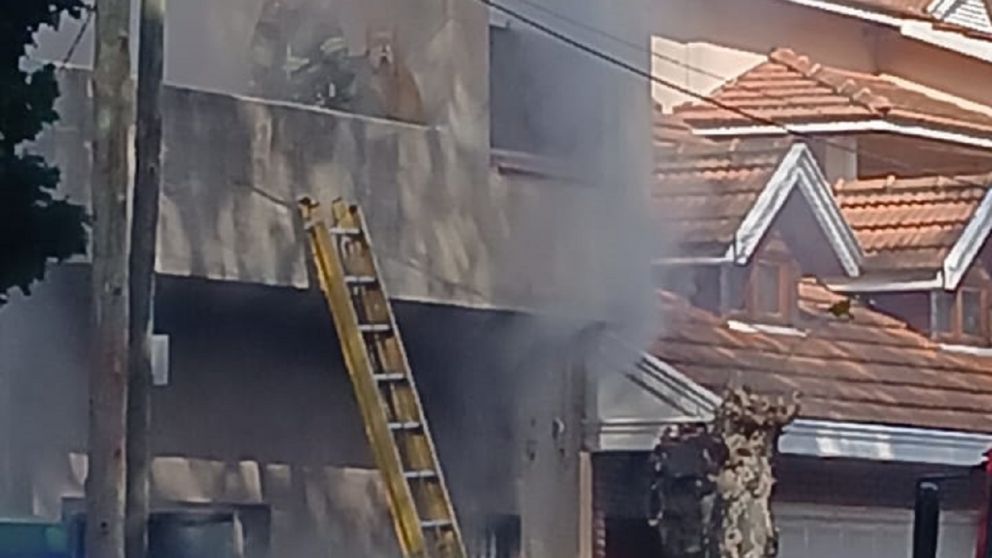 Dram�tico incendio en Quilmes Centro: una mujer qued� atrapada y fue rescatada