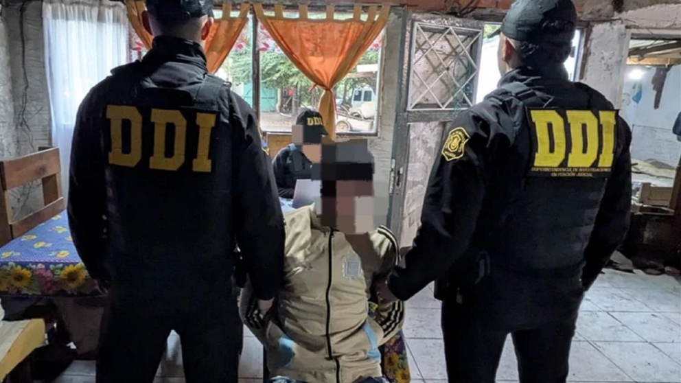 El detenido que se padre despidi� a los golpes. 