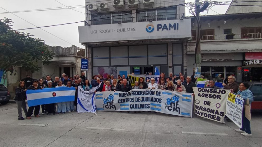 Salud en emergencia: jubilados quilmeños protestaron por atención y medicamentos