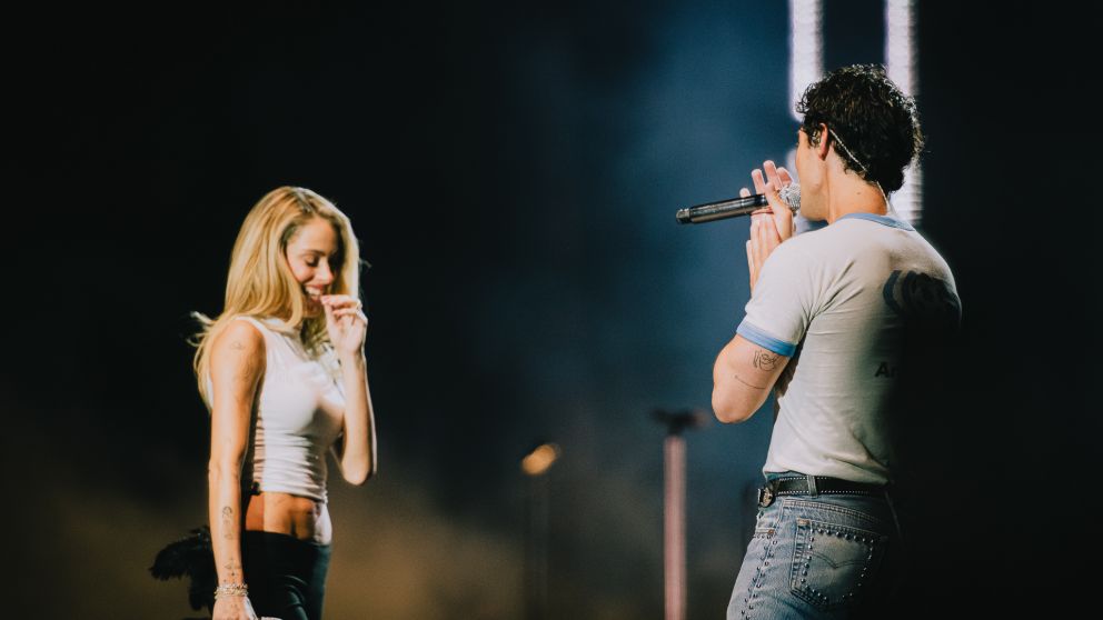 Tini Stoessel brill� con los Jonas Brothers en el Movistar Arena y desat� la locura con un cl�sico de Disney