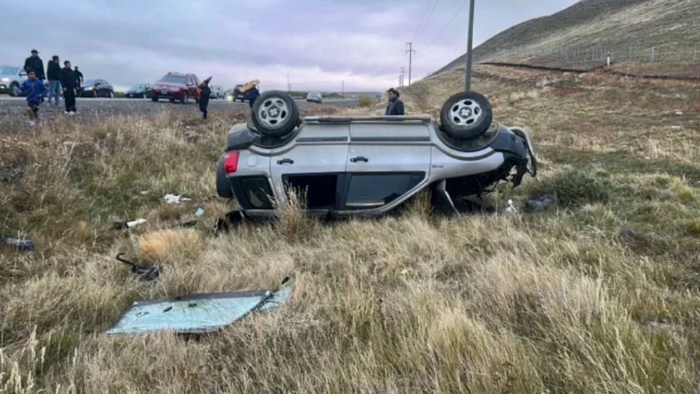 Así quedó la camioneta tras el choque producido en la Ruta Nacional 40.