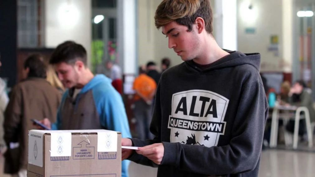 La CNE y ONGs buscan estrategias para incentivar el voto joven.