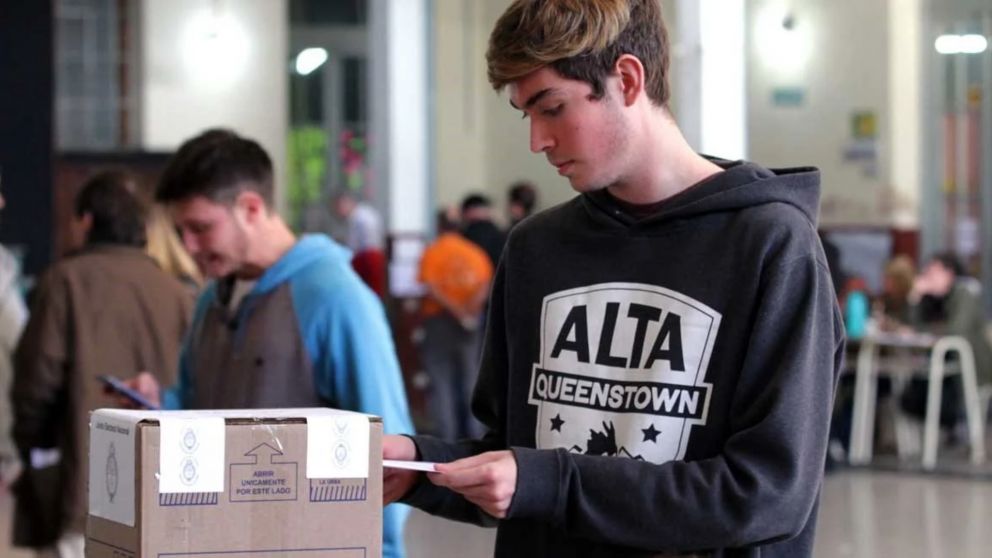 La CNE y ONGs buscan estrategias para incentivar el voto joven.