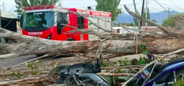 Bomberos asistieron a los damnificados.