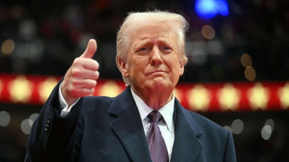 Trump baj� el tono amenazante, asegur� que mantiene "muy buenas conversaciones" con Ir�n y que la guerra "terminar� pronto" (AP).