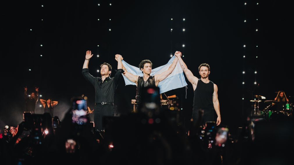Jonas Brothers cerr� su paso por Argentina con una noche cargada de nostalgia, hits y emoci�n
