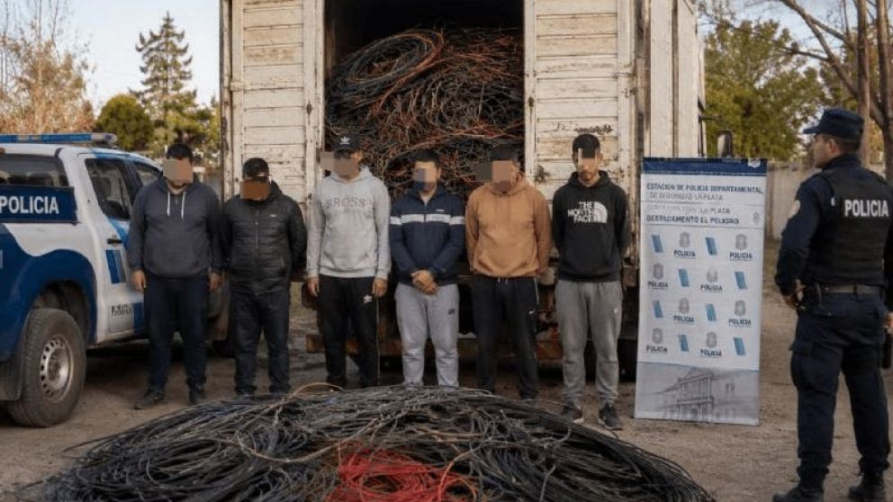 Cay� un cami�n cargado de cables sospechosos: seis hombres de Quilmes y Varela, detenidos